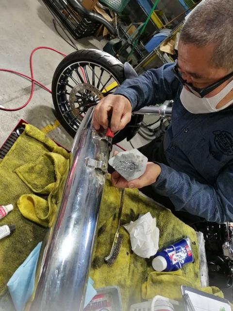 マフラー穴埋めの写真1